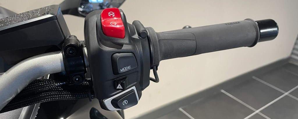 ride-by-wire throttle on Yamaha Niken GT 2023 - via Stirlings Powersports (in Scotland)