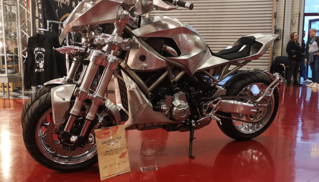 Game Over Cycles custom Yamaha Niken Award
